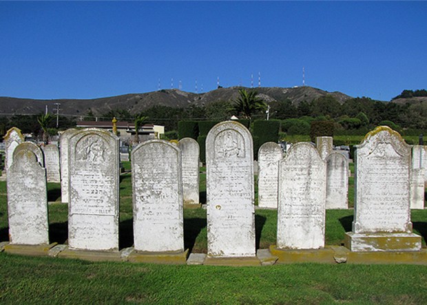 Старые памятники на еврейском кладбище Hills of Eternity. Колма, Калифорния, США 