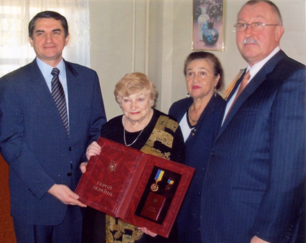 Вручение Золотой Звезды Героя Украины Анатолию Шапиро (посмертно).  17 декабря 2007 г. Награду вдове Вите вручает посол Украины в США Олег Шамшур.  С лева направо: Посол Украины Олег Шамшур, вдова А.Шапиро Вита, Сима Будман, Н.Кириченко.