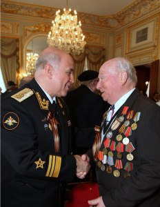 Военный аташе России при ООН контр-адмирал Алексей Мезенин поздравляет Иосифа Кругляка с правительственной наградой. Генеральное консульство Российской Федерации в Нью-Йорке. 2010