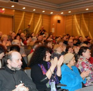 Зрители на спектакле "Печальное и смешное" театра "Диалог"